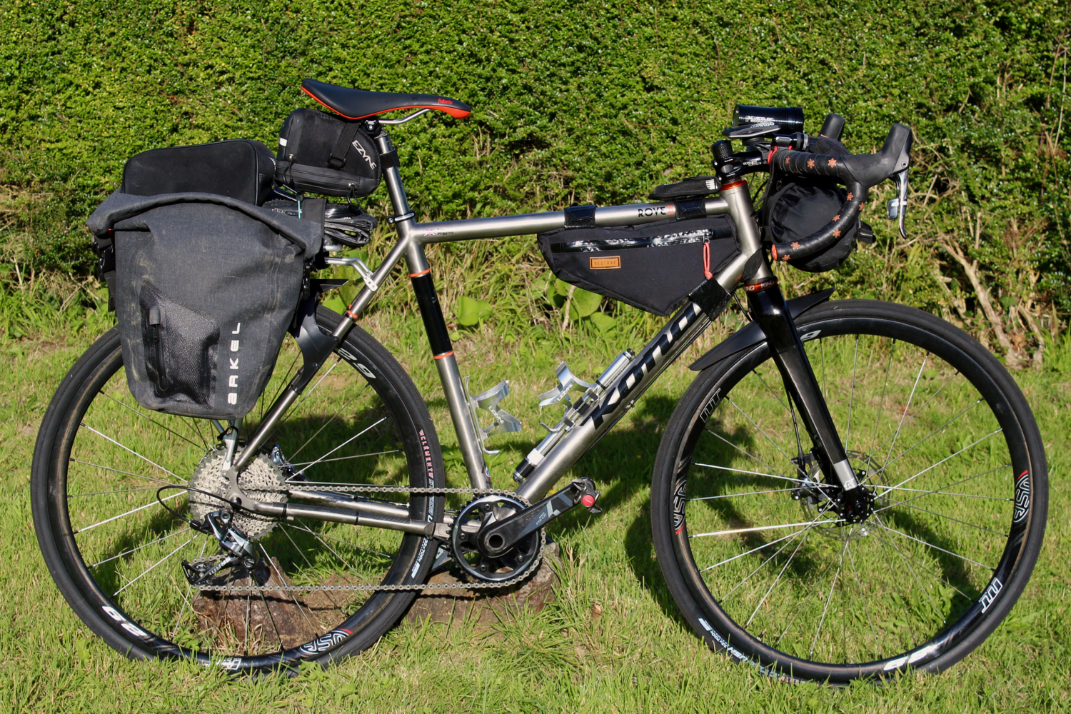 They’re ideal for gravel and dirt paths or paved roads and feature a number of gears to make climbing hills easier. 7countries7passes Kit Prep The Kona Rove Ti